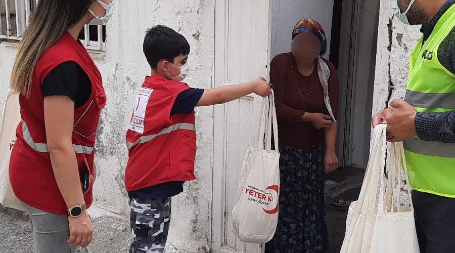 Maddi durumu zayıf ailelere ekmek ve kavurma dağıtıldı