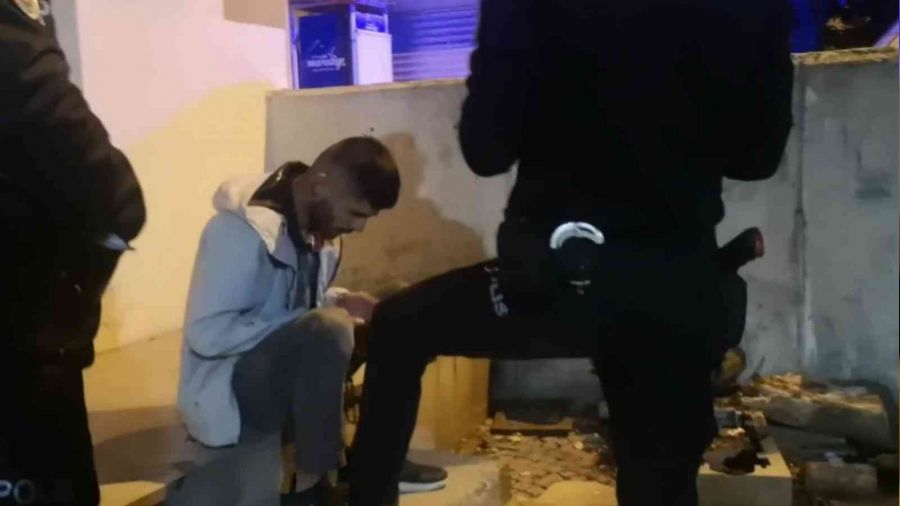 Mahalleli mezarlıktaki şüpheli şahsı feci şekilde dövdü