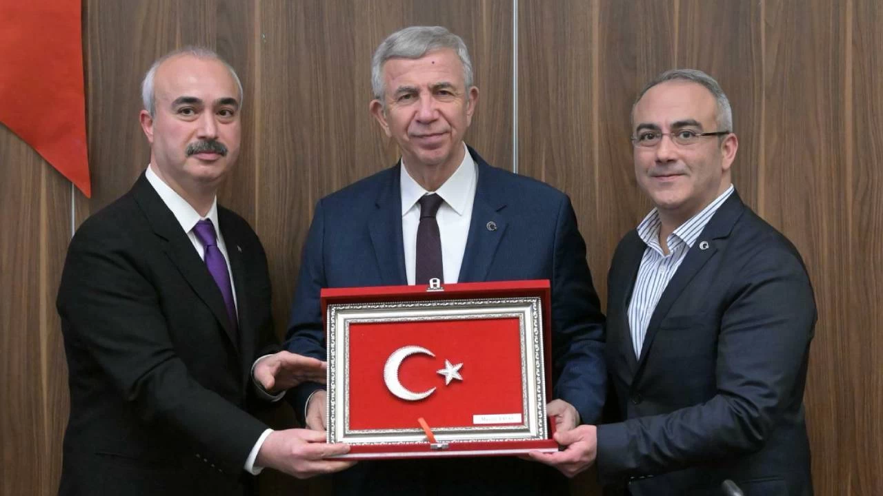 Mansur Yavaş: Korumayla, çakarlı araçlarla gezme diye adetimiz yok