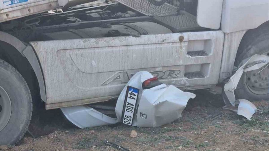 Mardin'de t�r otomobili bi�ti: 2 �l�, 2 yaral�