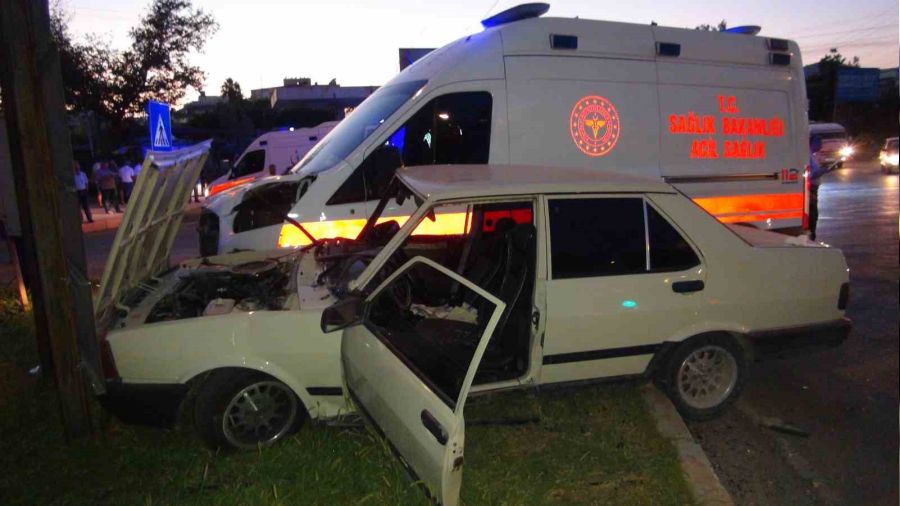 Mersin'de ambulans otomobille �arp��t�: 4 yaral�