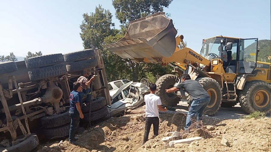 Mezarlıkta kamyon dehşeti: 5 ölü