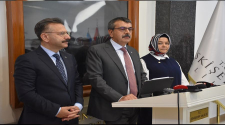 Milli Eğitim Bakanı Eskişehir Büyükşehir Belediyesi'ni eleştirdi