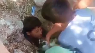 Minik kediyi ocuklar kurtard