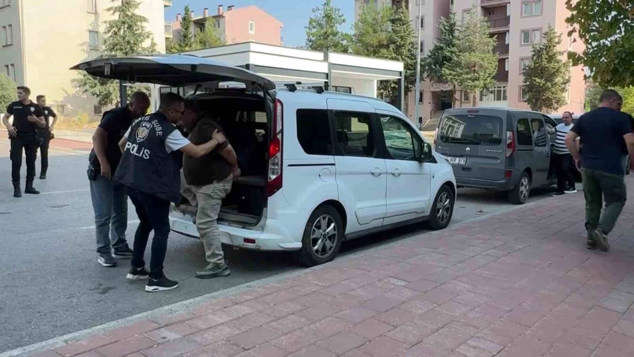 Motosikletle takip ettikleri şahsa kurşun yağdırdılar