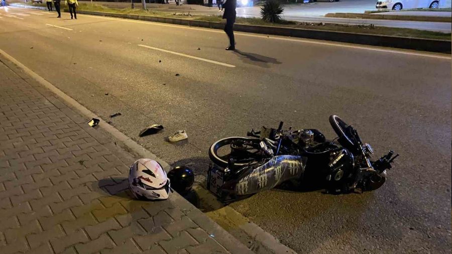 Motosikletteki �ift metrelerce savruldu