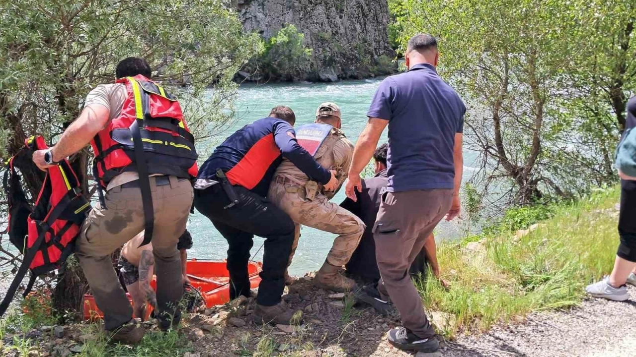Munzur Nehri'nde can pazarı!