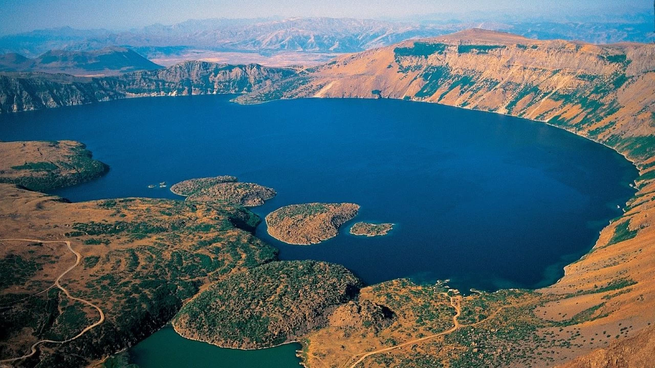 Nemrut Krater Gl: Dou Anadolu'nun gznden bir doa harikas
