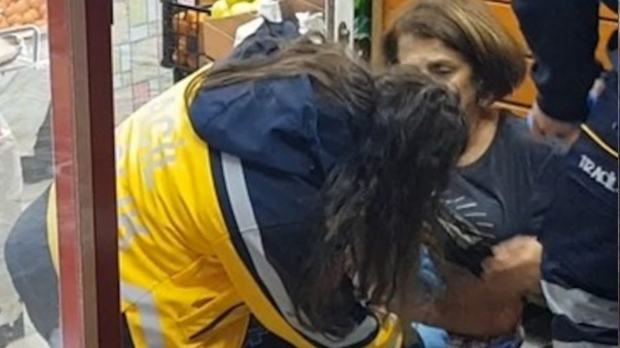 Oğlu tarafından bıçaklanan kadın yaralı halde markete sığındı