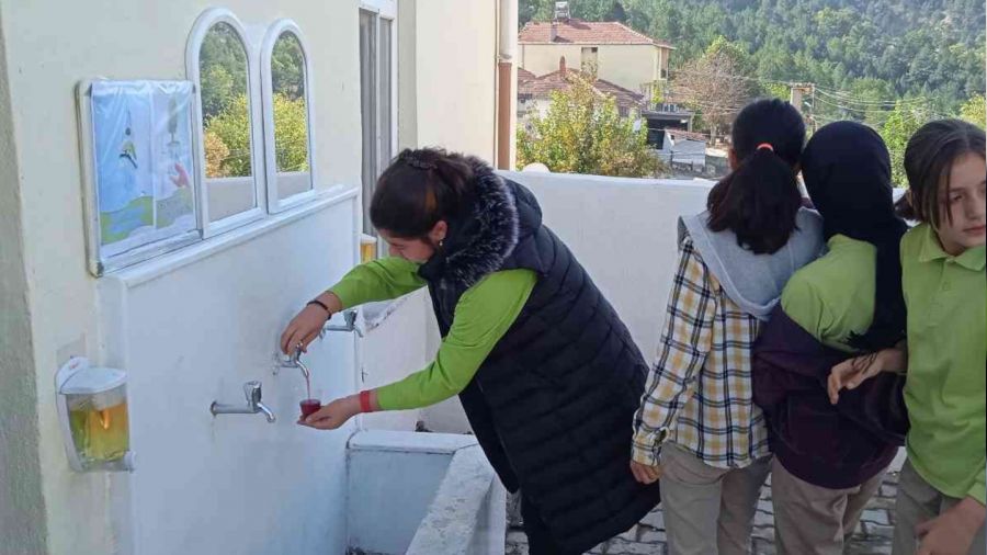 Öğrenciler çeşmeden meyve suyu içti