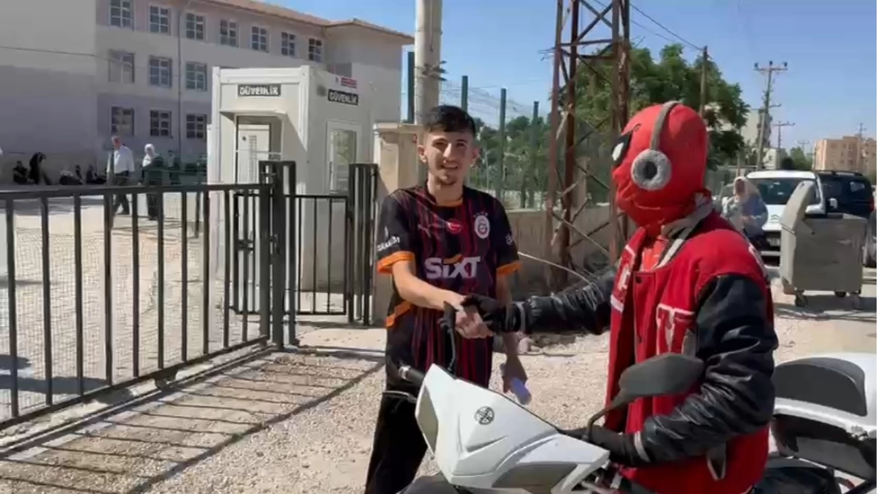 "Örümcek Adam" sınava geç kalan öğrenciyi son anda yetiştirdi