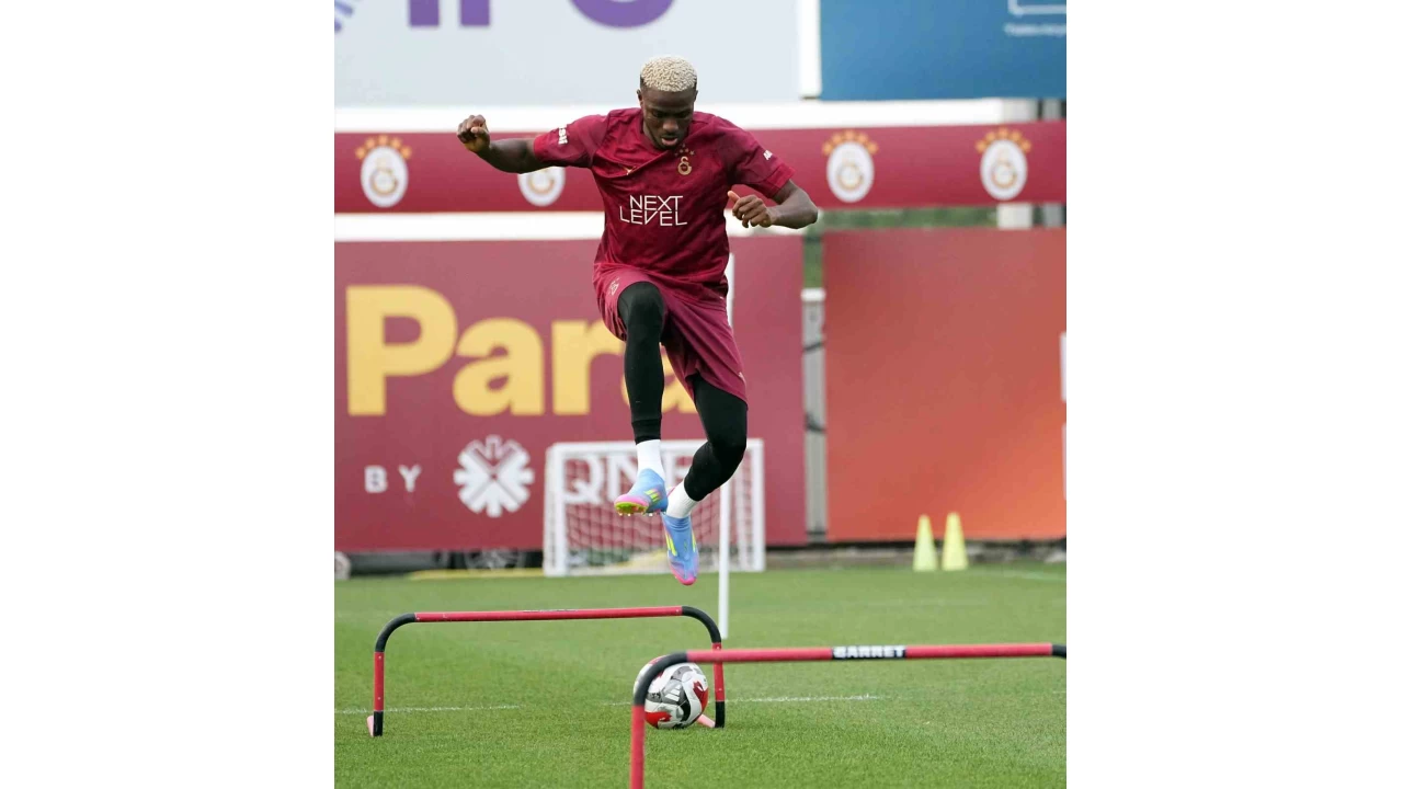 Osimhen, Galatasaray formas�yla ilk antrenman�na ��kt�
