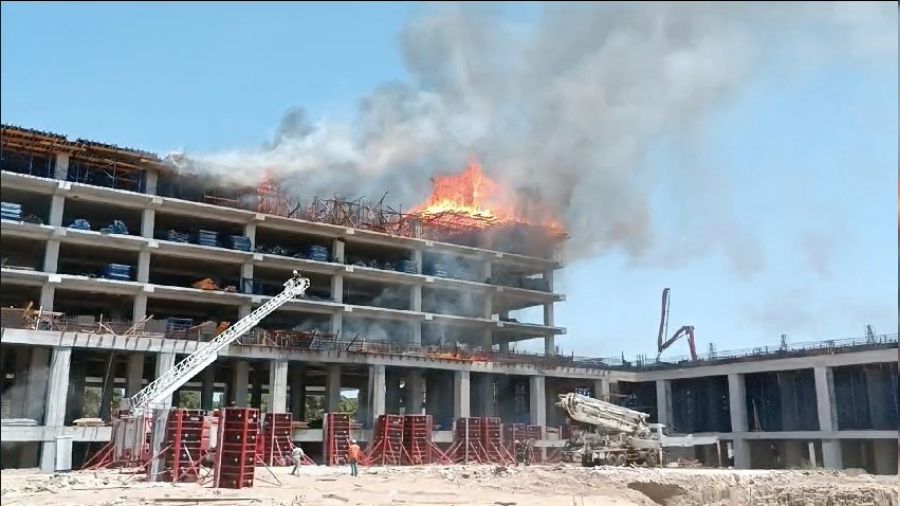 Otel in�aat�n�n kal�plar� alev alev yand�, devreye helikopter girdi