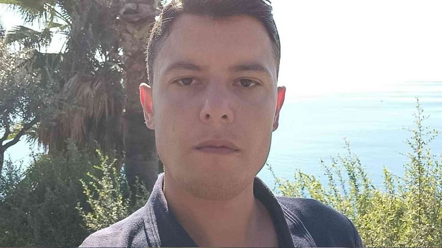 Otel odas�nda ba��na ate� edilmi�