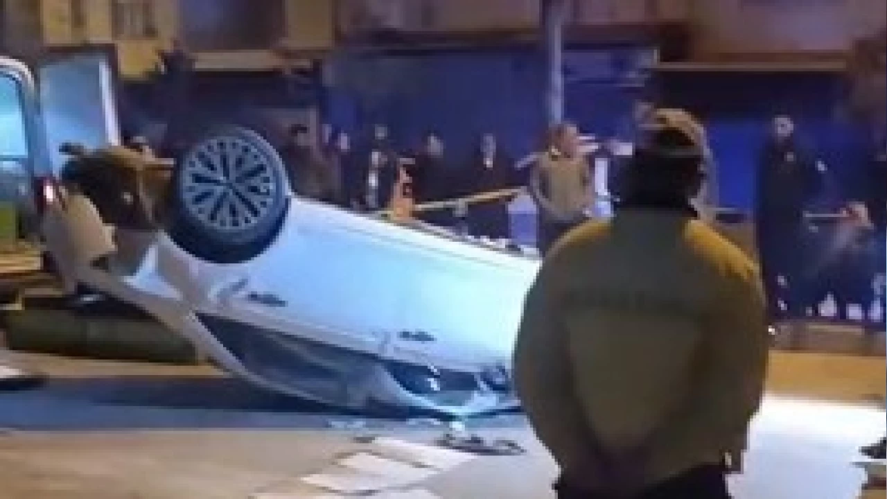 Otomobil park halindeki ara ile trafoya arpp devrildi: 1 l, 3 yaral