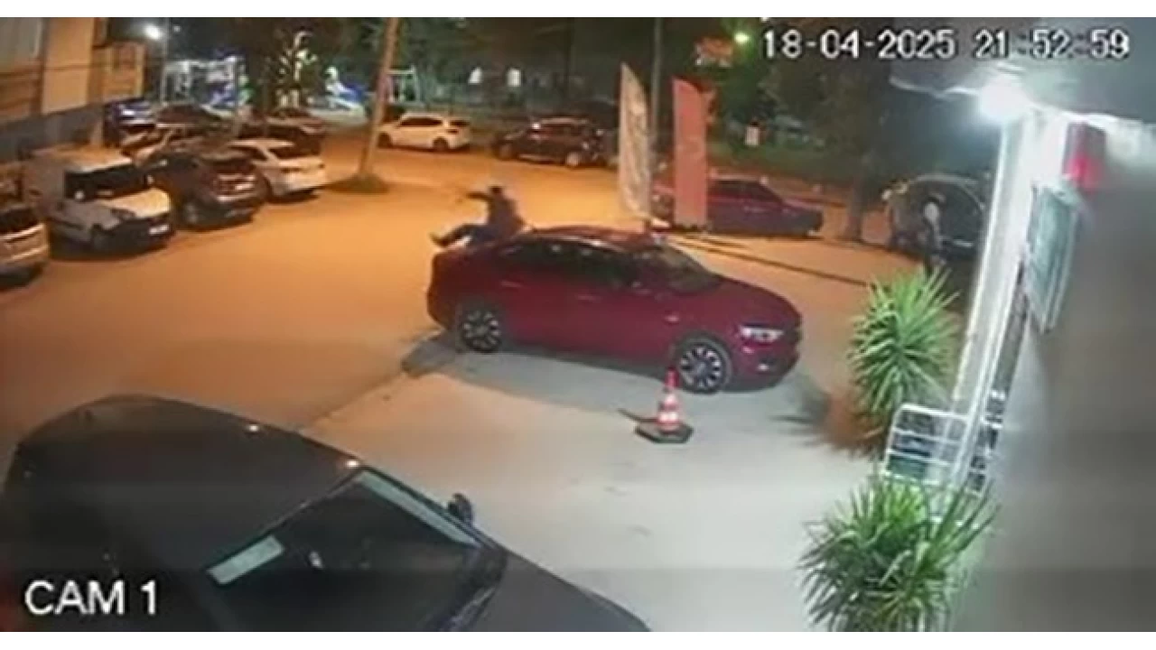 Otomobili tekmeleyip yumrukladı, yetmedi üzerine çıkıp zıpladı