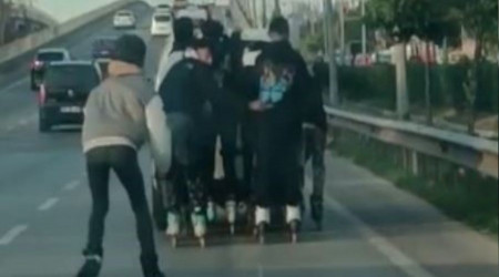 Otomobilin arkasına tutunan patenli 7 genç kazaya davetiye çıkardı