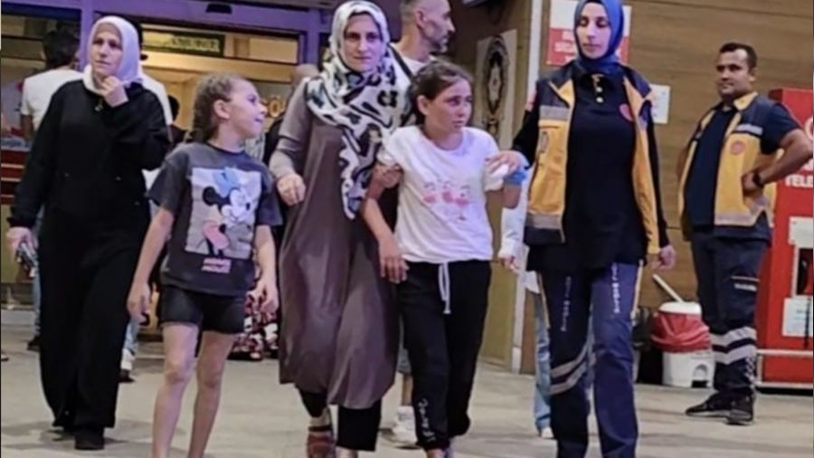 Oyun konsoluna eli sıkışan çocuğun parmağı koptu