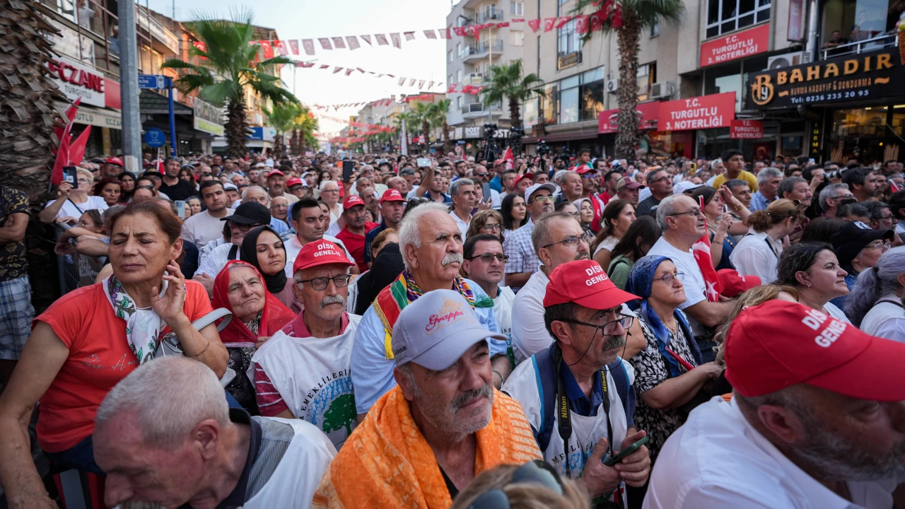 �zel : Bizi tahrik etmek i�in suni g�ndemler olu�turmaya �al���yorlar