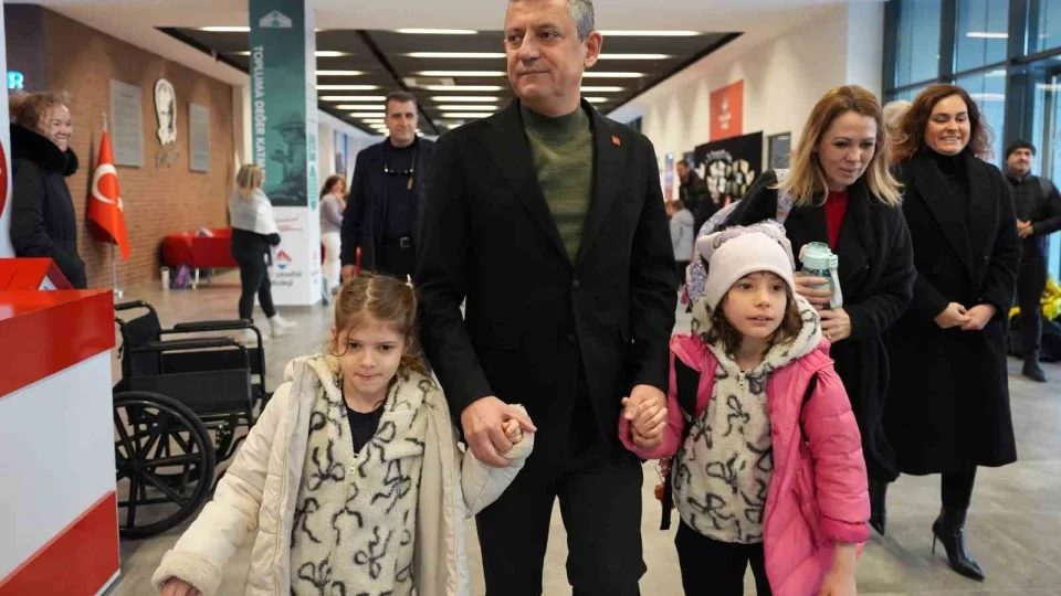 �zg�r �zel, Ferdi Zeyrek'in ikiz k�zlar�n� okula g�t�rd�