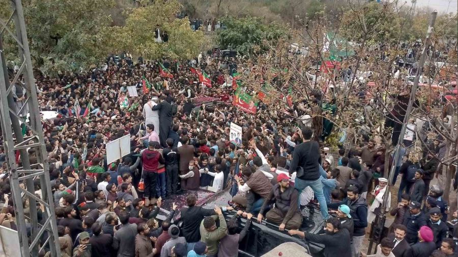 Pakistan'�n eski Ba�bakan� Khan i�in tutuklama emri ��kar�ld�