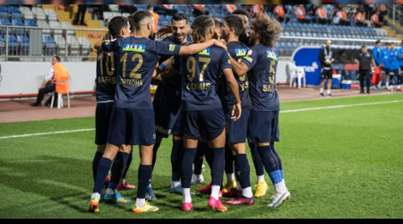 Paşa 9 kişi kalan Demirspor'u yendi