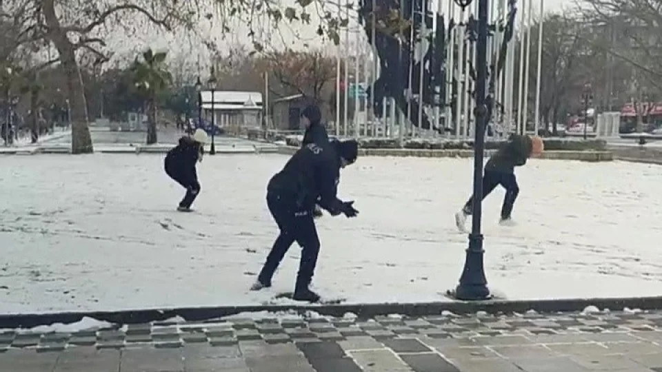 Polis ve �ocuklardan kartopu keyfi