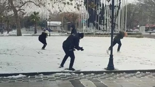 Polis ve �ocuklardan kartopu keyfi