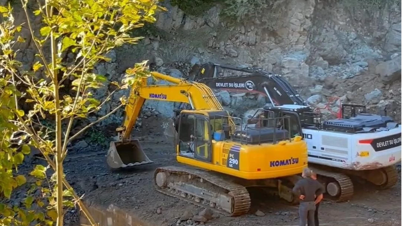 Rize'de sel ve heyelanlar sonras riskli kayalara ilgin temizlik