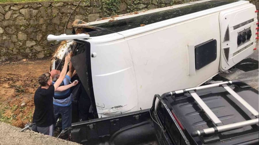 Rize'de tur minibüsü devrildi: 3'ü ağır 25 yaralı