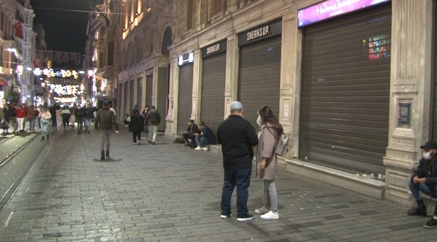 Saat 22.00'de kepenkler indi