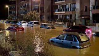 Sağanak Bergama'yı vurdu, sokaklar göle döndü