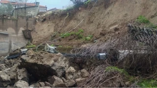 Sa�anak ya�mur okulun istinat duvar�n� y�kt�