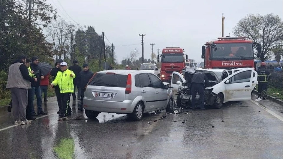 Samsun'da �� arac�n kar��t��� kaza: 6 yaral�