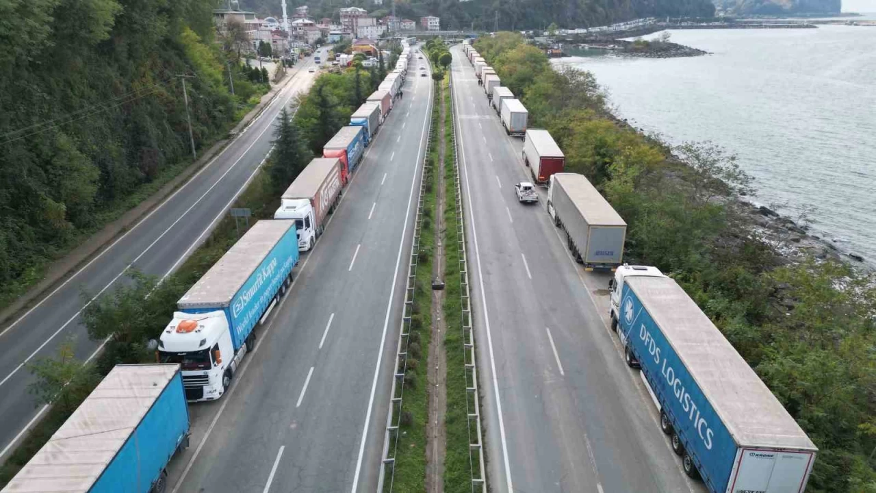 Sarp Sınır Kapısı'nda tırlar kilometrelerce kuyruk oluşturdu