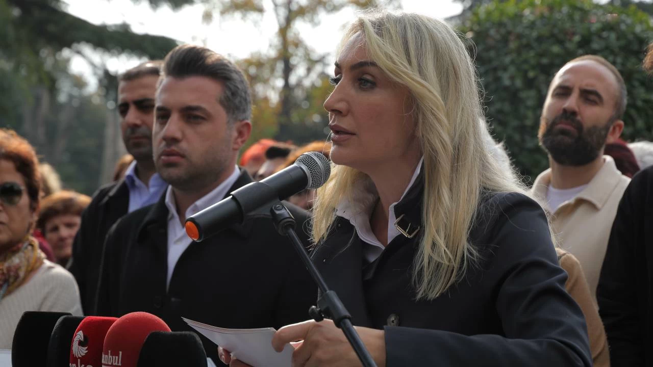 'Seçilmiş başkanının, neredeyse adını anmak yasak'