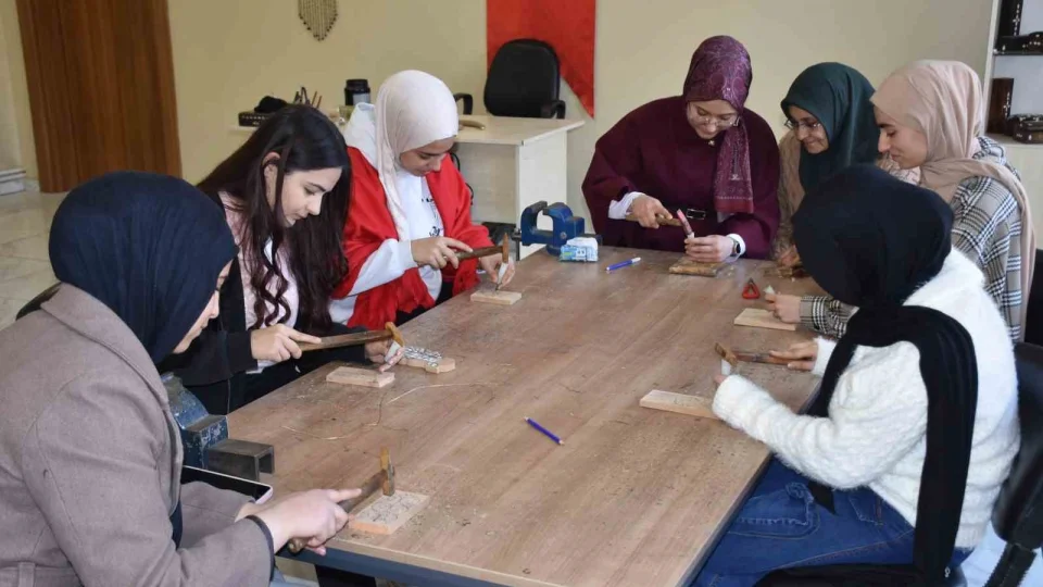 Sedef kakma sanat� kad�n h�neriyle bulu�tu