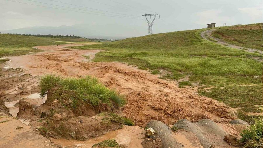 Sel sularının buzdolabı ve çamaşır makinesini sürüklediği anlar