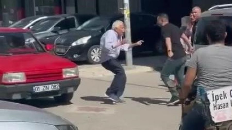 Sevgilisine �arpan ya�l� adam� b��aklad�