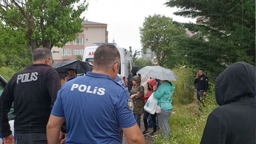 Silah sesine koşan vatandaşlar genç adamı kanlar içinde buldu