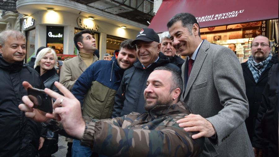 Sinan O�an, �stiklal Caddesi'nden s���nmac� mesaj� verdi 