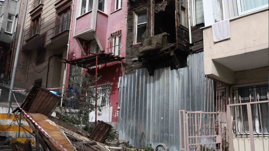 Şişli'de 2 katlı metruk bina kısmen çöktü