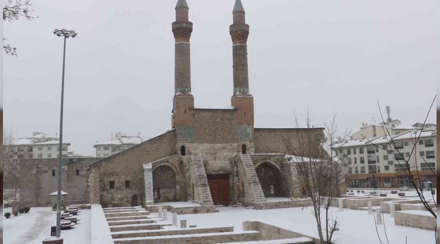 Sivas'a yaz gelmiyor, kent beyaza büründü