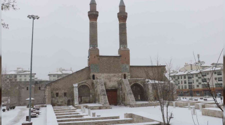 Sivas'a yaz gelmiyor, kent beyaza büründü