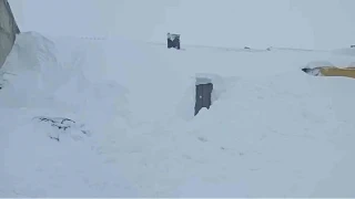 Sivas'ta 3 metre kar... Ahırın kapısını zor buldu