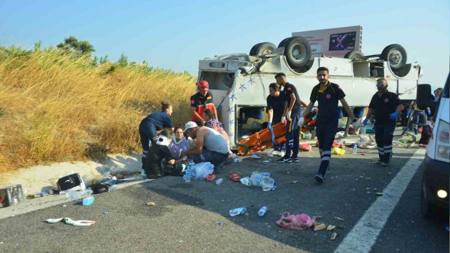 Soma'da i��i servisi ile otomobil �arp��t�: 1'i a��r 30 yaral�
