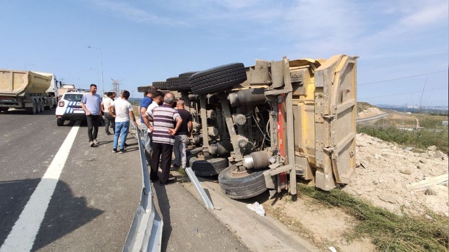 Sultangazi'de hafriyat yüklü tır devrildi