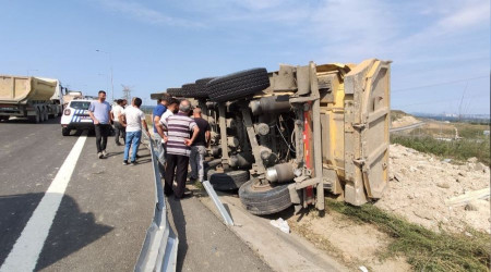 Sultangazi'de hafriyat yüklü tır devrildi