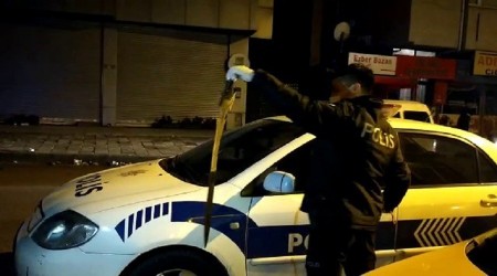 Taksi durağına kılıçla saldırdı