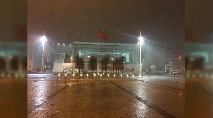Taksim'de kar yağışı etkili oldu